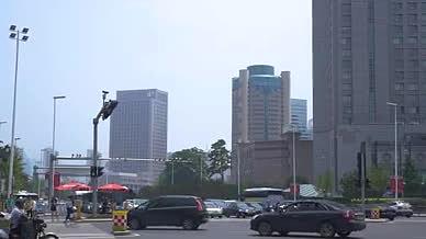 城市车辆十字路口红绿灯视频的预览图